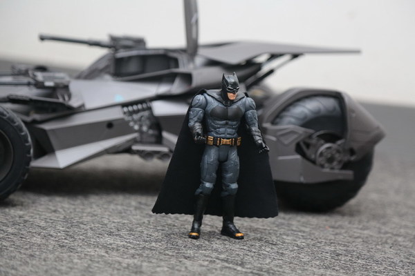 随正义联盟蝙蝠车 batmobile 附送蝙蝠侠 figure,以及制造烟雾效果的