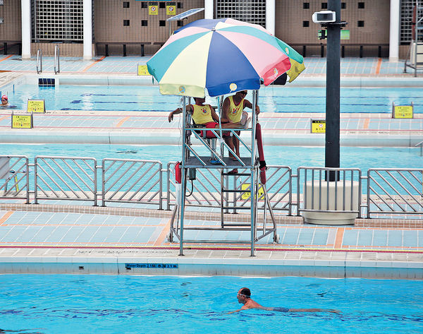 救生员经常请病假,令游泳池被迫临时关闭;康文署有必要完善人手安排