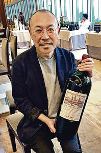 刘致新还带了一支年份久远1975年的波尔多酒让大家品尝,味道带呍呢嗱