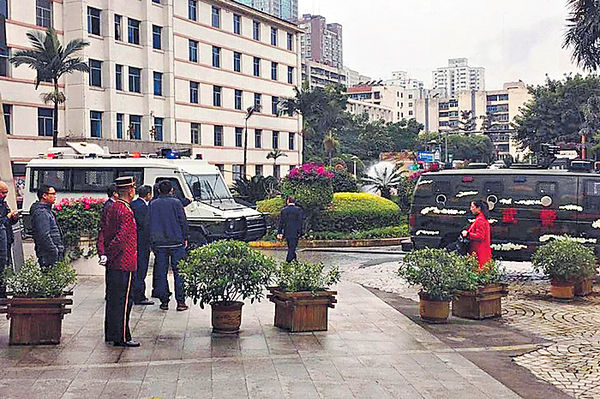 当地国土局长陈忠恕,上午闯入一个会议现场,突然拔枪射击,致与会的