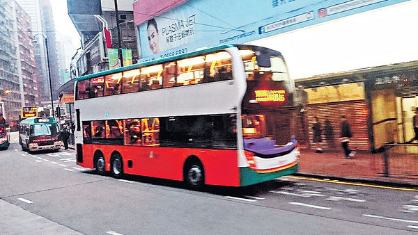 巴士新車落地即出「狀況」,幸未影響乘客.(香港突發事故報料區fb圖片)