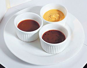 配牛扒的酱汁,有法式bearnaise,黑胡椒及蘑菇肉汁可选.