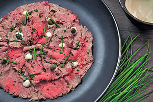 浸新西兰草饲牛肉薄片配吞拿鱼酱