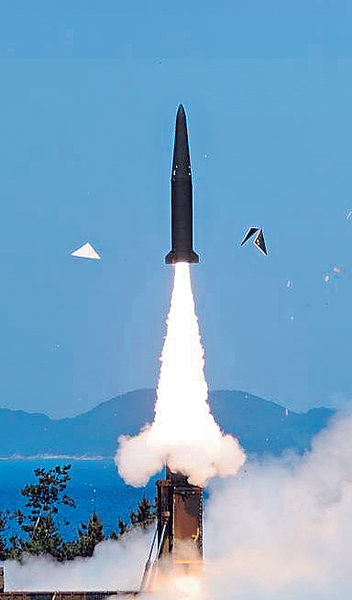 南韩国防部透露,近日成功试射射程达800公里的「玄武」系列弹道导弹