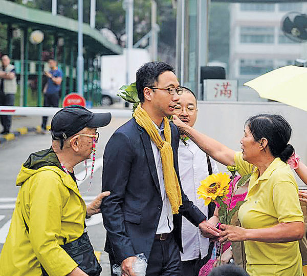 因袭警及拒捕罪名成立被判监禁5周的前公民党成员曾健超,昨刑满出狱