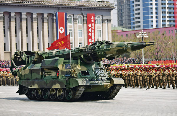 北韩在本月15日的阅兵中公开新型飞毛腿导弹,专家推测是研发中的反舰