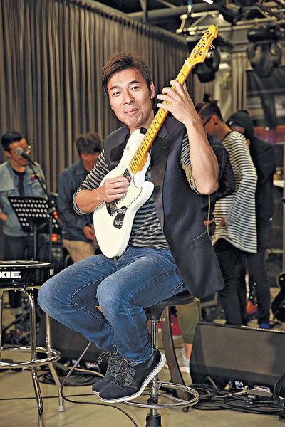 安仔拎起结他硬晒呔