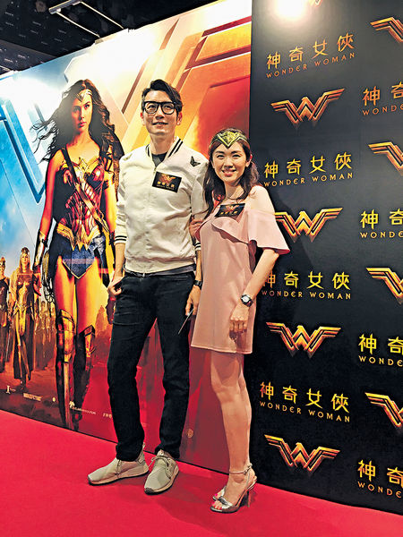 饰演游生的袁文杰,剧集带挈人气急升,前晚他偕女友张洁莲(jackeline)