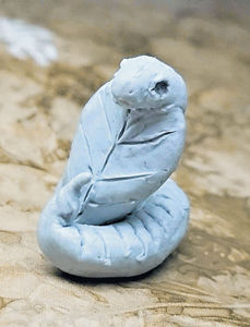 囝囝用blu-tack捏了一条眼镜蛇,形神俱备.