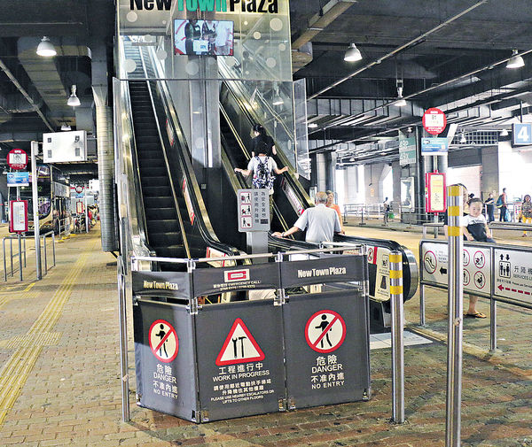 乘扶手电梯晕倒 女子送院不治