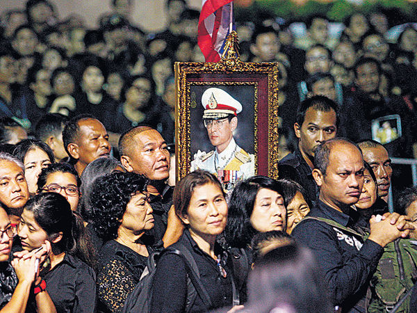 普密蓬去年10月驾崩,终年88岁.