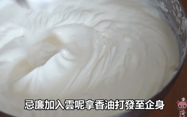 免焗海盐焦糖慕丝杯配上焦糖爆谷，口感丰富