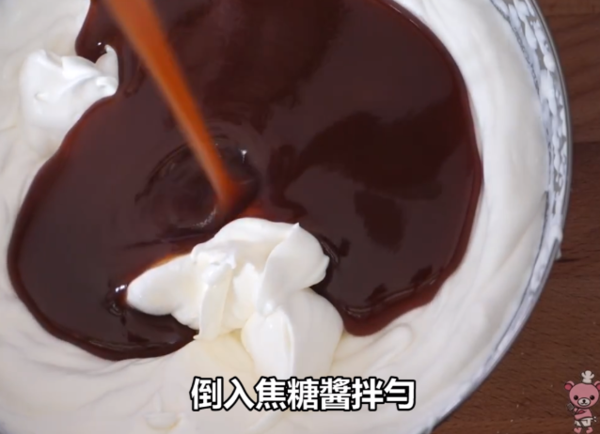 免焗海盐焦糖慕丝杯配上焦糖爆谷，口感丰富