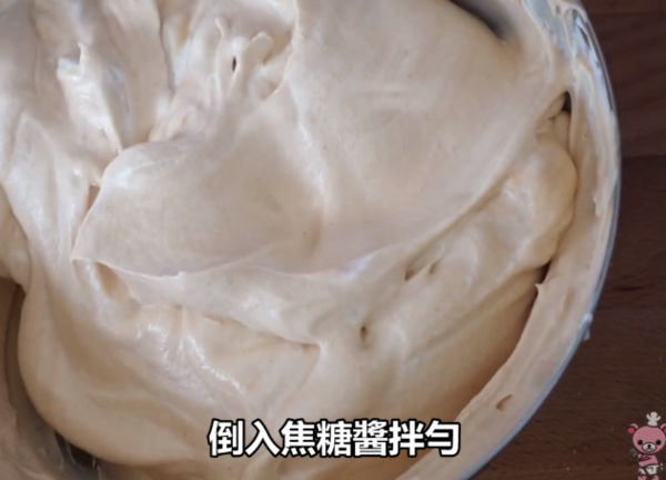 免焗海盐焦糖慕丝杯配上焦糖爆谷，口感丰富