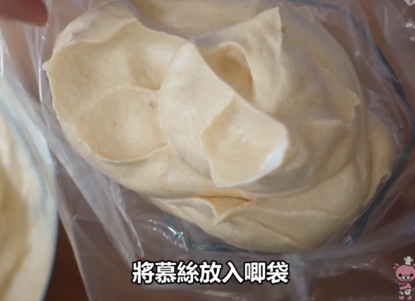 免焗海盐焦糖慕丝杯配上焦糖爆谷，口感丰富