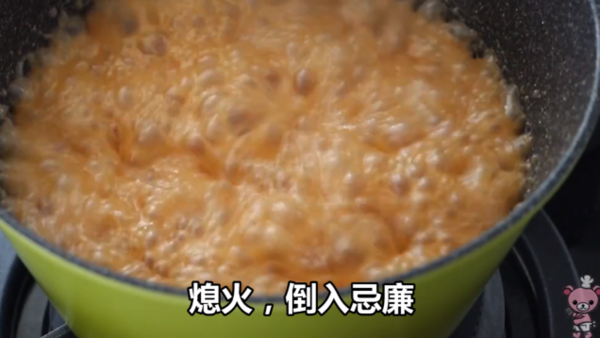 免焗海盐焦糖慕丝杯配上焦糖爆谷，口感丰富