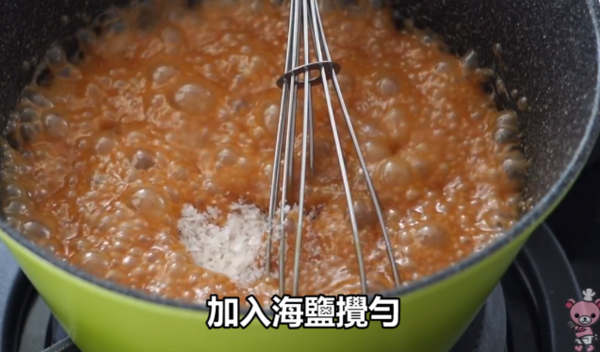免焗海盐焦糖慕丝杯配上焦糖爆谷，口感丰富