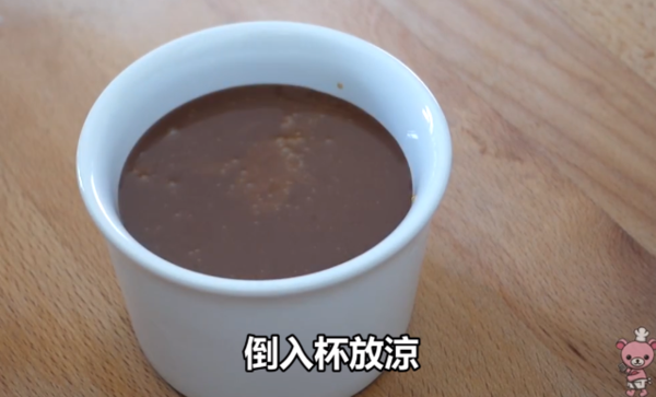 免焗海盐焦糖慕丝杯配上焦糖爆谷，口感丰富