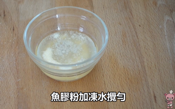 免焗海盐焦糖慕丝杯配上焦糖爆谷，口感丰富