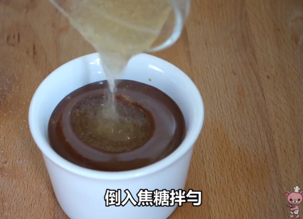 免焗海盐焦糖慕丝杯配上焦糖爆谷，口感丰富