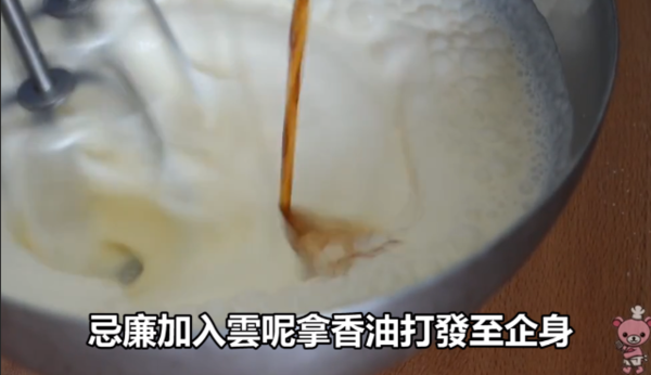 免焗海盐焦糖慕丝杯配上焦糖爆谷，口感丰富