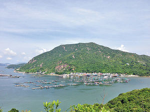 【第1站】由榕树湾前往索罟湾期间需走过一小山坡,可从高处俯瞰菱角山