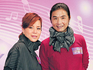 黄宝欣(左)恭喜黄翊即将推出新碟.