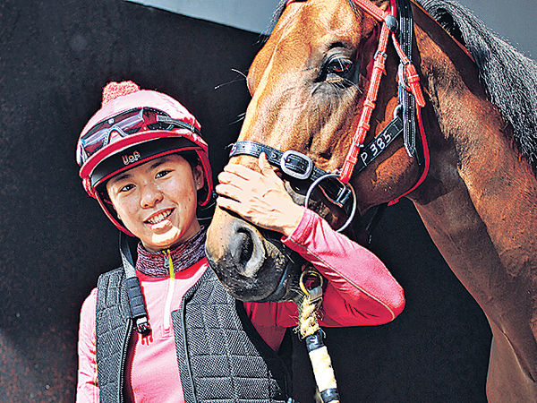 香港历来赢得最多头马,现年25岁的见习女骑师蒋嘉琦,昨於其个人社交