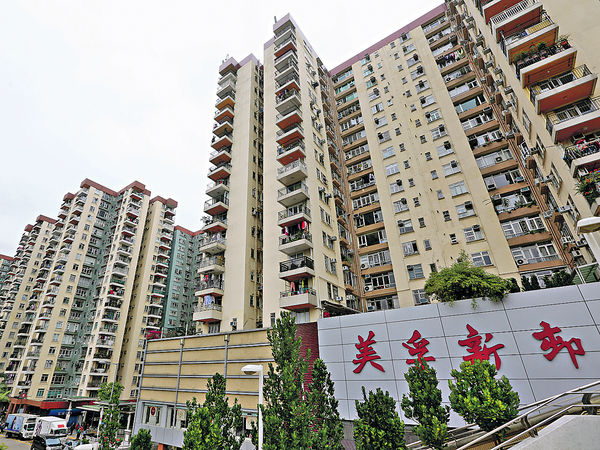 蓝筹屋苑近期呎价追落后,据中原地产资料显示,美孚新邨5期兰秀道1号