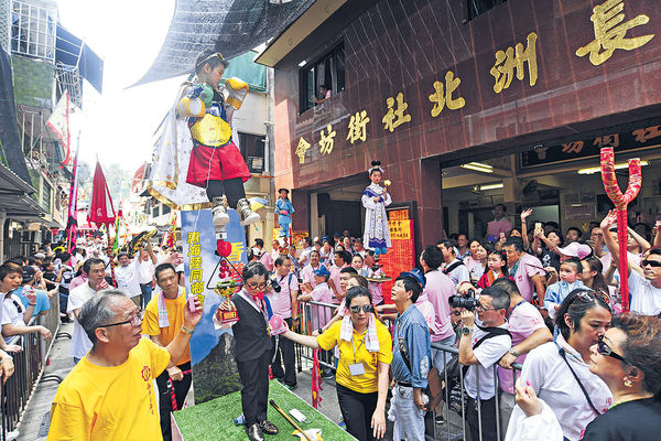 下月太平清醮 「峰」搶手機成主角