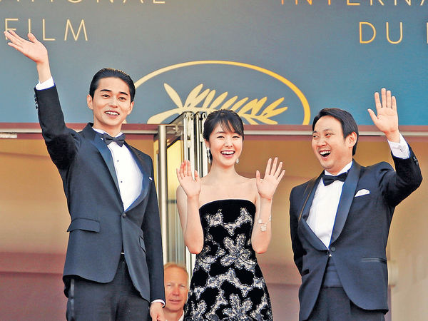 (左起)东出昌大,唐田英里佳及导演滨口龙介受现场观众欢迎,他们十分