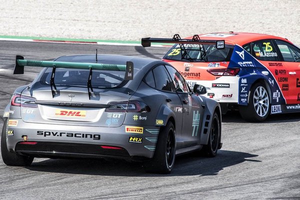 tesla p100dl 赛车版设巨大 gt 尾翼.