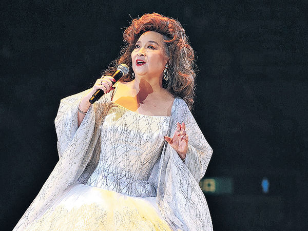 个唱尾场延期 小凤姐谂过坐直升机去红馆